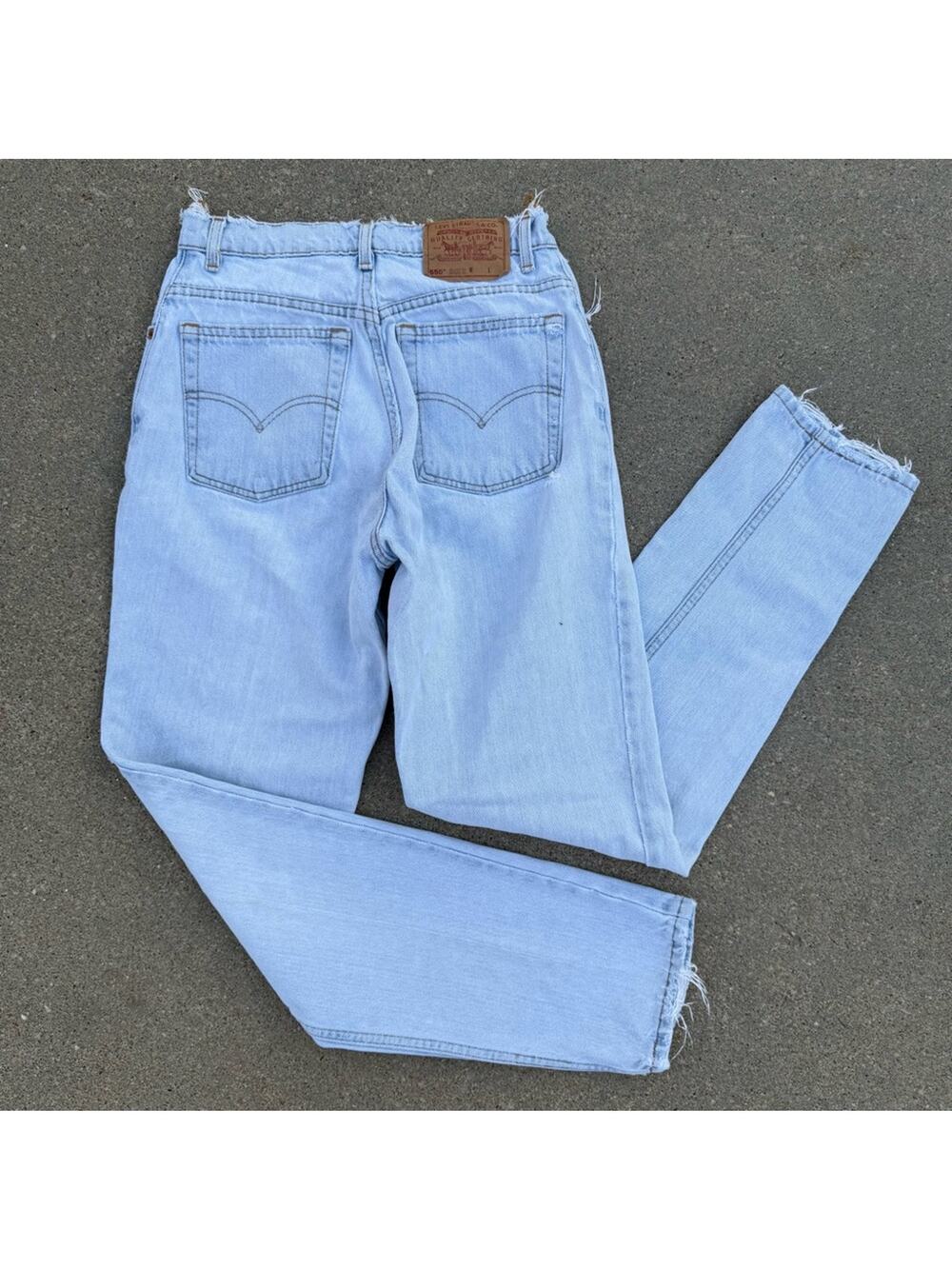 90s Levi’s 550 Relaxed Fit Tapered Leg Ladies 10 REG Light Blue Jeans worn in